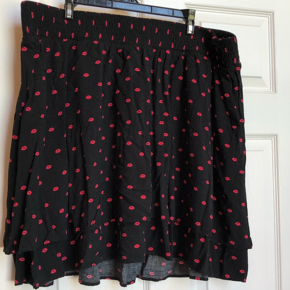 Black & Red Lip Tiered Skirt